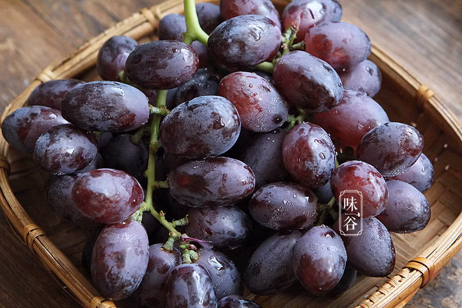 Khi vỏ nho bị rách, nước sẽ xâm nhập vào bên trong nho trong quá trình làm sạch, gây nhiễm bẩn thứ cấp cũng làm nhạt vị nho. Cách làm đúng là dùng kéo cắt từng quả nho, để lại một ít cuống.