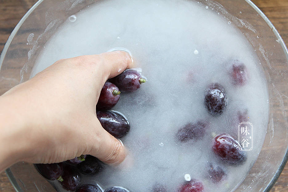 Chuẩn bị một cái chậu lớn, xả nước, sau đó thêm baking soda (muối nở) và bột mì vào chậu, khuấy cho đều dung dịch này rồi đặt nho đã cắt vào, để yên trong khoảng 10 phút. Tiếp đó dùng tay nhào nhẹ, cuối cùng rửa lại bằng nước sạch một lần nữa, lần này nho đã trở nên siêu sạch, trẻ có thể ăn cả vỏ mà không cần lo lắng.