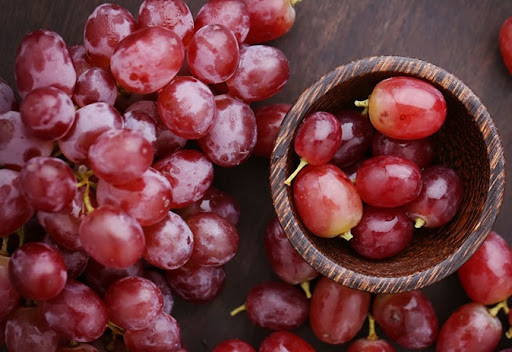 Bột mì có thích hấp phụ mạnh, sử dụng kết hợp với baking soda sẽ loại bỏ hoàn toàn chất bẩn trên bề mặt quả nho. Đây là tác dụng mà nước muối không thể đạt được.