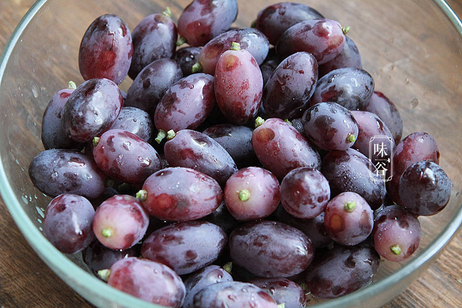 Nho sau khi được cắt rời sẽ dễ dàng rửa sạch hơn. Chú ý trong lúc cắt nho nên nhẹ tay để tránh bị dập.