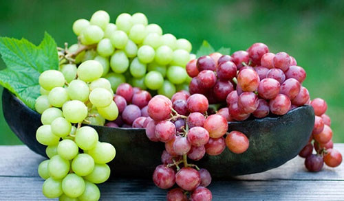 Đa số mọi người thường rửa trực tiếp bằng nước hoặc nước muối, thế nhưng trên thực tế nước không thể rửa sạch nho, nước muối cũng không làm được điều đó.