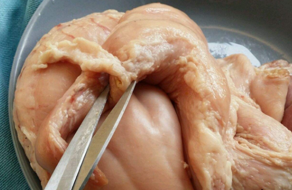 Để làm sạch dạ dày lợn, đầu tiên đúng là phải cạo bỏ mỡ thừa và chất bẩn còn đọng lại. Tiếp đó, các đầu bếp chuyên nghiệp bóp dạ dày lợn cùng bột mỳ và dầu hạt tiêu.