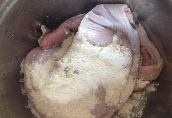 Cụ thể, đầu tiên bỏ bột mì vào dạ dày lợn rồi bóp đều, được vài phút thì đổ thêm chút dầu hạt tiêu vào và bóp tiếp. Như vậy dạ dày vừa nhanh vừa sạch lại hết mùi hôi.