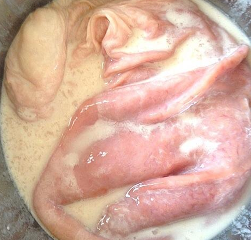 Nhiều người không hiểu tại sao lại dùng bột mì và dầu hạt tiêu. Rất đơn giản, bột mì có tính hấp phụ mạnh, có thể hút sạch cặn bã bám trên dạ dày lợn. Dầu hạt tiêu giúp khử mùi tanh cực nhanh.