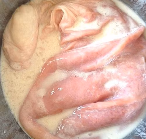 Nhiều người không hiểu tại sao lại dùng bột mì và dầu hạt tiêu. Rất đơn giản, bột mì có tính hấp phụ mạnh, có thể hút sạch cặn bã bám trên dạ dày lợn. Dầu hạt tiêu giúp khử mùi tanh cực nhanh.