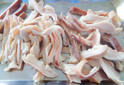 Vậy phải làm sạch dạ dày lợn theo cách nào? Nhiều người thường nhặt sạch mỡ thừa, cạo bỏ chất bẩn trong dạ dày lợn sau đó rửa lại bằng nước sạch. Có người cẩn thận hơn còn dùng dấm, dùng muối để làm sạch dạ dày lợn tuy nhiên chỉ thế thôi vẫn chưa đủ.