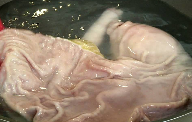 Sự kết hợp của bột mì và dầu hạt tiêu sẽ giúp dạ dày lợn hay cả lòng lợn được rửa sạch sẽ, không còn mùi hôi, chất cặn.