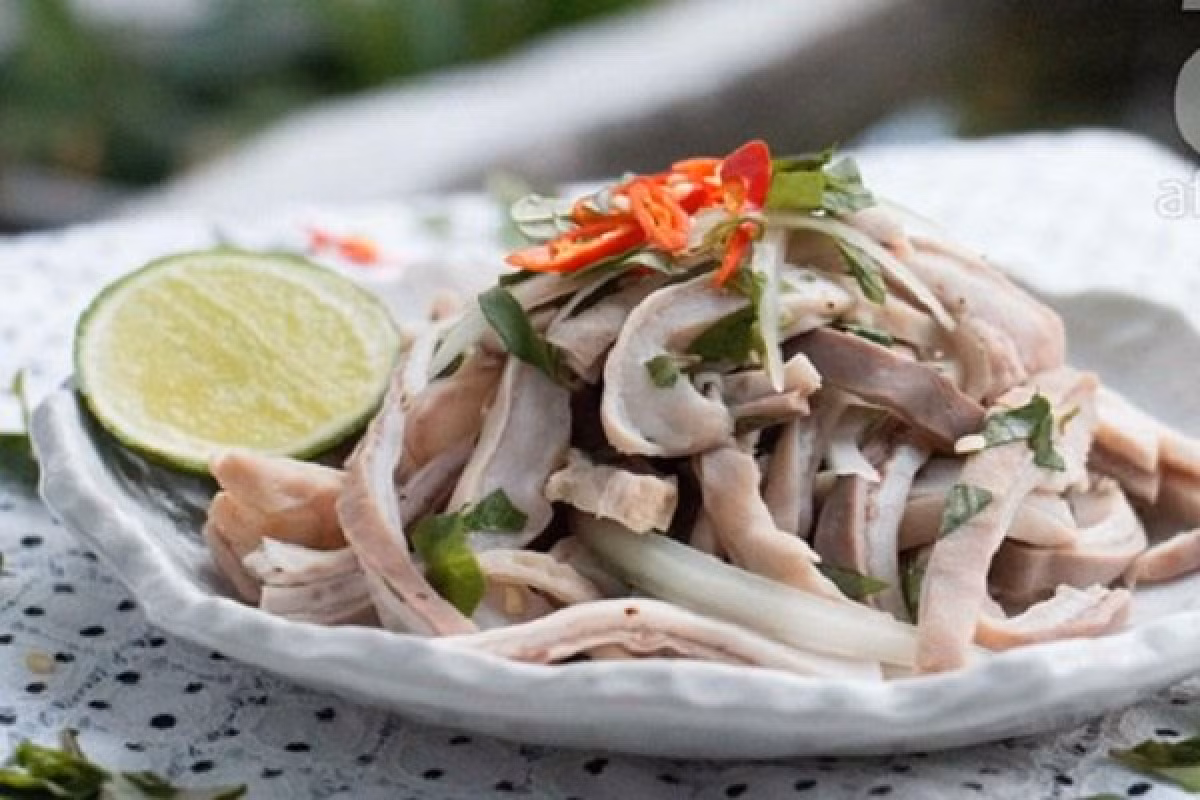 Theo y học cổ truyền, dạ dày lợn tính ấm, có tác dụng bổ trung châu tỳ vị, thêm hơi thở (bổ khí) chữa bệnh lao, mệt, yếu, nóng như nung nấu, kết hòn trong bụng, trệ tích trong dạ dày, trẻ em cam tích da mặt vàng, đi ỉa, đi lỵ.