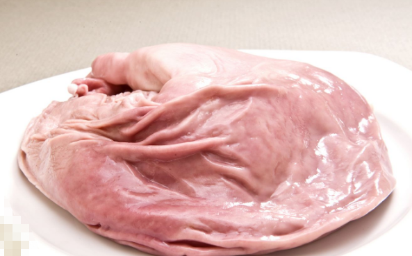 Sau khi bóp đủ khoảng 5 phút, cuối cùng hãy rửa lại bằng nước sạch để dạ dày không còn nhớt, lúc này bạn đã thoải mái chế biến dạ dày lợn thành cách món ngon.