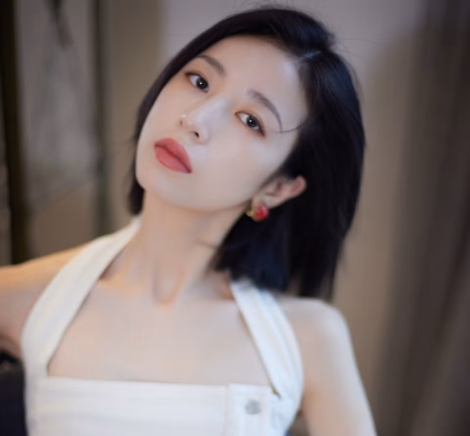 Theo QQ, diễn xuất của Châu Vũ Đồng giàu cảm xúc. Cô thể hiện tròn trịa vai nữ chính với tính cách kiên cường, mạnh mẽ nhưng cũng có lúc yếu đuối khi đối diện với cái chết của người bạn thân hay sự phản bội của người yêu.