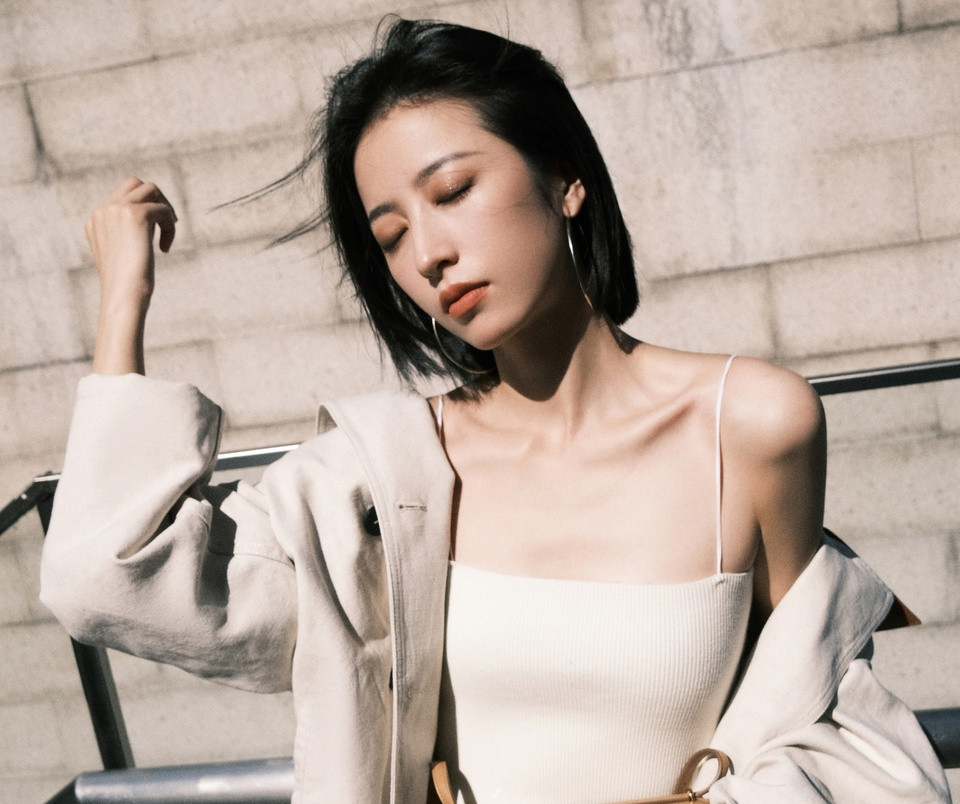 Sina đánh giá Châu Vũ Đồng là diễn viên chăm chỉ và theo hướng chứng minh thực lực nhờ tác phẩm. Về đời tư, cô chưa công khai hẹn hò, không vướng ồn ào.