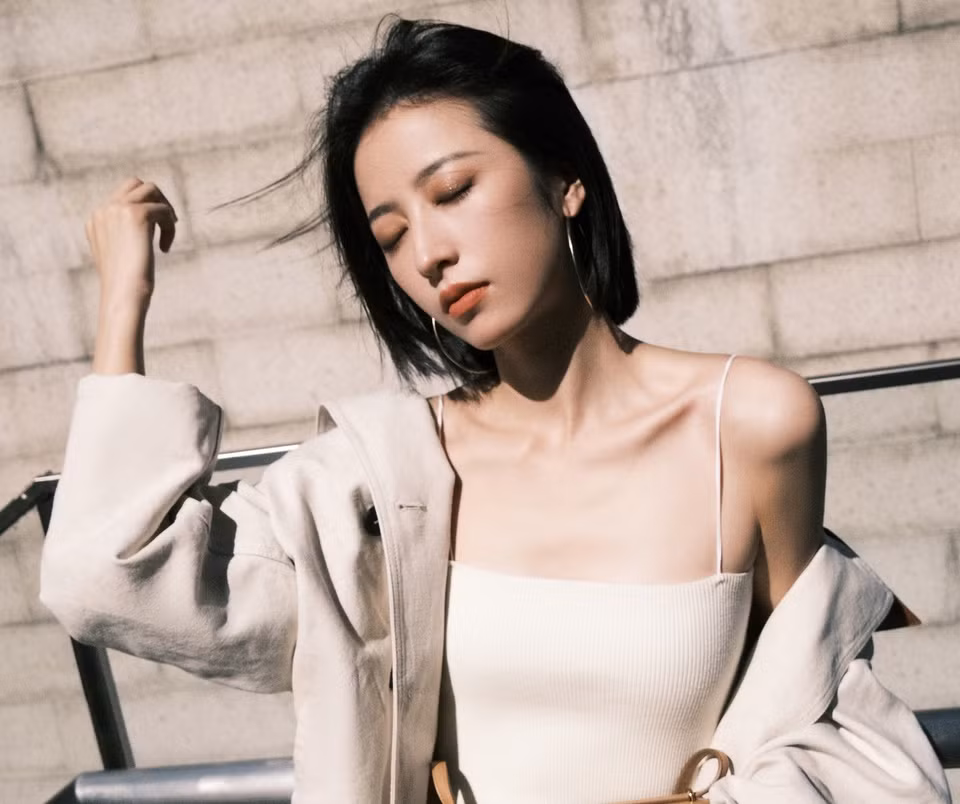 Sina đánh giá Châu Vũ Đồng là diễn viên chăm chỉ và theo hướng chứng minh thực lực nhờ tác phẩm. Về đời tư, cô chưa công khai hẹn hò, không vướng ồn ào.