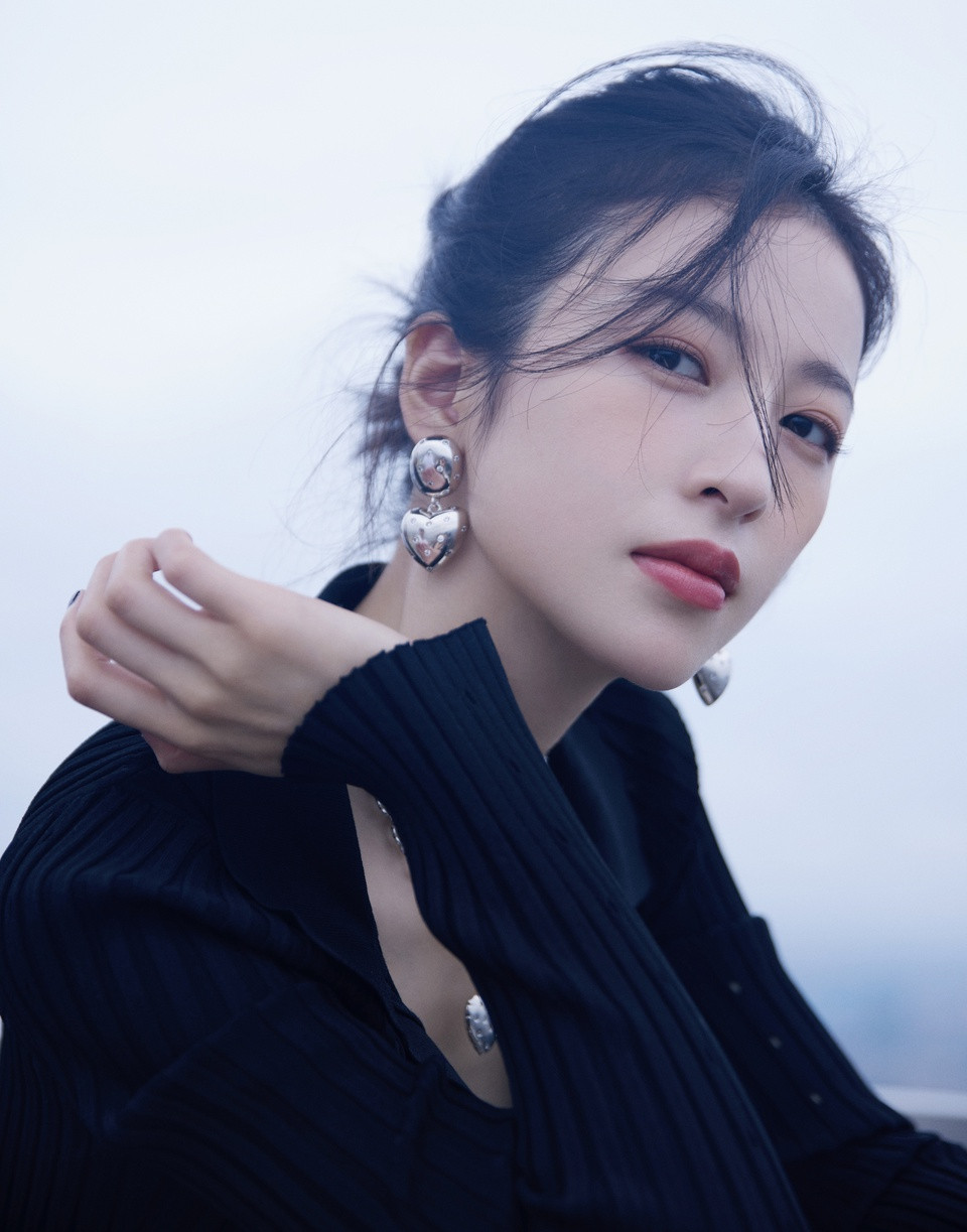 Khán giả Trung Quốc nhận định Nơi xứ người, tôi rất ổn xuất sắc hơn hai bộ phim cùng đề tài như Bắc triệt nam viên và Thật lòng thích em. Bắc triệt nam viên do Kim Thần, Lam Doanh Oánh đóng chính, đạo diễn Phùng Tiểu Cương chỉ đạo, chỉ đạt 5,0/10 trên Douban. Thật lòng yêu em do các diễn viên kỳ cựu Lưu Đào, Lý Niệm, Đỗ Thuần và Vương Viện Khả đóng chính cũng chỉ nhận được 5,1 điểm.