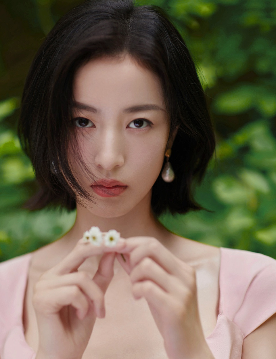 Hai tác phẩm này bị nhận xét nội dung thiếu chân thực, câu chuyện sáo rỗng, khó tạo sự đồng cảm cho khán giả. Về diễn xuất, Châu Vũ Đồng được đánh giá cao hơn các đàn chị Kim Thần, Lam Doanh Oánh hay Lưu Đào.