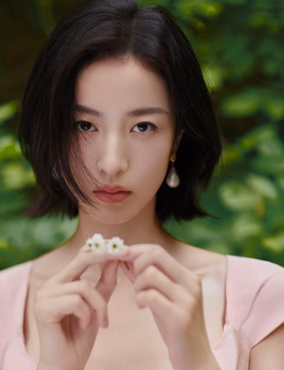 Hai tác phẩm này bị nhận xét nội dung thiếu chân thực, câu chuyện sáo rỗng, khó tạo sự đồng cảm cho khán giả. Về diễn xuất, Châu Vũ Đồng được đánh giá cao hơn các đàn chị Kim Thần, Lam Doanh Oánh hay Lưu Đào.