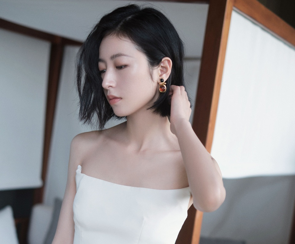 Trong phim, Châu Vũ Đồng vào vai Kiều Tịch Thần, cô gái từ vùng quê Đông Bắc, Trung Quốc tới Bắc Kinh làm việc. Cuộc sống của nhân viên đi làm thuê với khó khăn, áp lực khiến Tịch Thần nhiều lần phải bật khóc. Bên cạnh cô là người bạn phải chống chọi với bệnh ung thư cổ tử cung như Kỷ Nam Gia (Nhậm Tố Tịch) hay Hồ Tinh Tinh (Kim Tĩnh) rơi vào trầm cảm vì bị đối xử bất công.