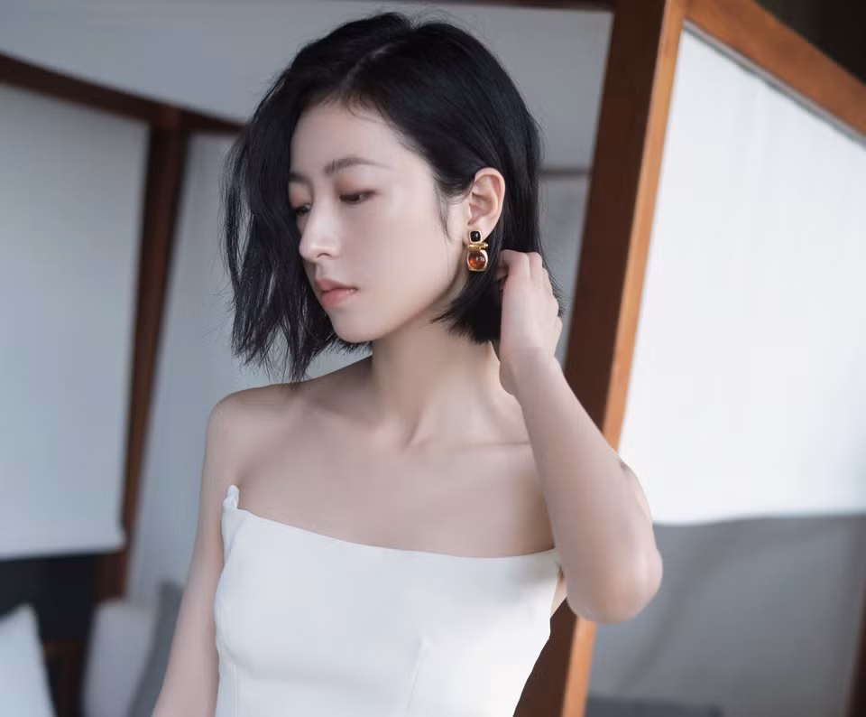 Trong phim, Châu Vũ Đồng vào vai Kiều Tịch Thần, cô gái từ vùng quê Đông Bắc, Trung Quốc tới Bắc Kinh làm việc. Cuộc sống của nhân viên đi làm thuê với khó khăn, áp lực khiến Tịch Thần nhiều lần phải bật khóc. Bên cạnh cô là người bạn phải chống chọi với bệnh ung thư cổ tử cung như Kỷ Nam Gia (Nhậm Tố Tịch) hay Hồ Tinh Tinh (Kim Tĩnh) rơi vào trầm cảm vì bị đối xử bất công.