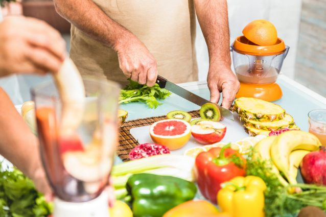 Dưa hấu không chỉ là loại quả giúp thanh lọc cơ thể tốt nhất mà còn chứa nhiều vitamin, chống mất nước cho cơ thể trong ngày nóng và làm mịn da. Chuối lại cung cấp kali tuyệt vời cho cơ thể, giúp tim khoẻ và chống lại sự mệt mỏi trong thời tiết nắng nóng.