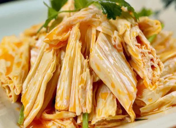 Thứ hai là tàu hũ ky. Tàu hũ ky được xem là thịt của người ăn chay, lý do là vị ngon, ngậy, rất vừa miệng. Nó là một sản phẩm từ đậu nành, giàu protein chất lượng cao. Bản thân tàu hũ ky cũng có lượng calo tương đối cao, mỗi 100 gam chứa 485 kcal, thực sự không phải là lựa chọn sáng suốt khi giảm cân.