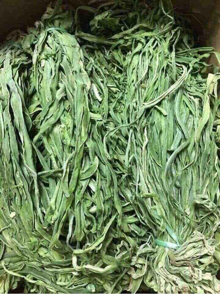 Thứ nhất là rau khô. Rau lá xanh chứa ít calo, ăn bao nhiêu trong cũng không dễ tăng cân nên một số cơ sở kinh doanh lợi dụng tâm lý lười biếng khi giảm cân của không ít người mà quảng cáo rằng ăn rau củ sấy khô vừa ngon miệng vừa giúp giảm cân lành mạnh.