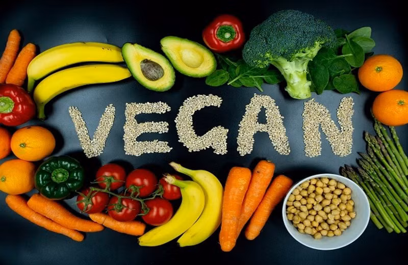 Nhiều người khi giảm cân sẽ chọn cách ăn chay vì họ cho rằng chỉ cần tránh xa thịt, cá, chất béo thì sẽ nhanh chóng giảm cân. Thế nhưng thực tế, giảm cân phải chú ý đến chế độ ăn uống lành mạnh. Có những thực phẩm "mang tiếng" là đồ chay nhưng ăn vào lại khiến bạn béo hơn, cần chú ý.