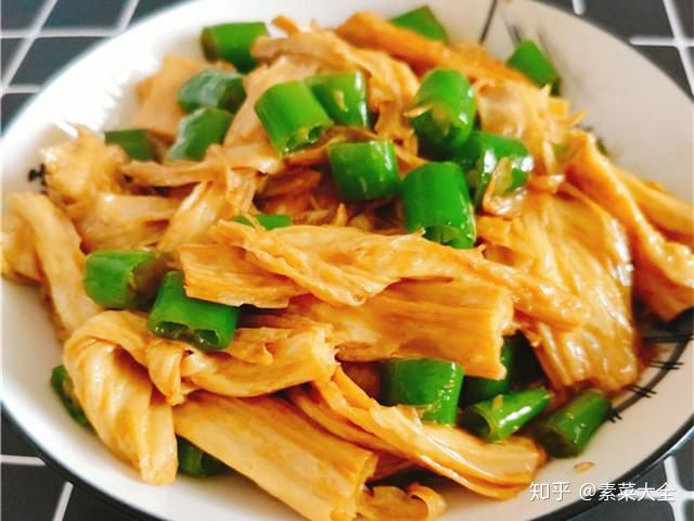 Bên cạnh đó, tàu hũ khi nếu chỉ luộc lên thì còn có thể bớt béo, nếu chiên giòn hoặc làm món trộn thì sẽ thêm nhiều gia vị, dầu mỡ, ăn để giảm cân thì thực sự phản tác dụng, hơn nữa ăn lâu dài còn có nhiều bất cập khác.