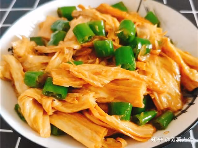 Bên cạnh đó, tàu hũ khi nếu chỉ luộc lên thì còn có thể bớt béo, nếu chiên giòn hoặc làm món trộn thì sẽ thêm nhiều gia vị, dầu mỡ, ăn để giảm cân thì thực sự phản tác dụng, hơn nữa ăn lâu dài còn có nhiều bất cập khác.