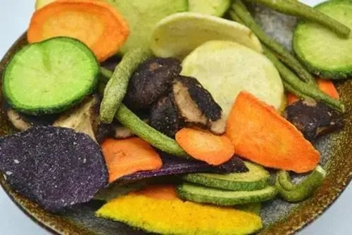 Trên thực tế, rau củ sấy khô có vị ngon, thực chất trong quá trình chế biến được cho thêm rất nhiều chất phụ gia, thi thoảng có thể dùng làm đồ ăn vặt nhưng nếu dùng để giảm cân, bạn càng ăn sẽ càng mập.
