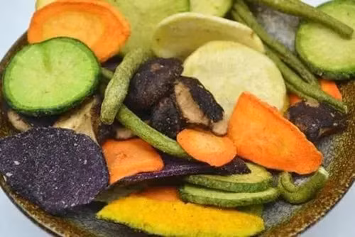 Trên thực tế, rau củ sấy khô có vị ngon, thực chất trong quá trình chế biến được cho thêm rất nhiều chất phụ gia, thi thoảng có thể dùng làm đồ ăn vặt nhưng nếu dùng để giảm cân, bạn càng ăn sẽ càng mập.