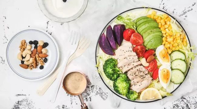 Trong thời đại chỉ gầy mới đẹp, nhiều người nỗ lực giảm cân. Muốn giảm cân thành công, họ buộc phải kiểm soát chuyện ăn uống và tăng cường tập luyện.