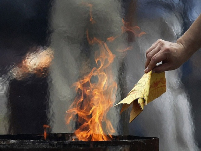 Thứ chín, không tùy tiện đốt giấy, đốt vàng mã. Đốt giấy, vàng mã trong thời gian này một cách tùy tiện chẳng khác nào bạn đang kêu gọi những linh hồn quỷ dữ bu đến, sẽ mang xui xẻo và những điều không may đến với gia đình của bạn.