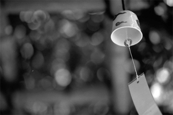 Thứ sáu, không sử dụng chuông gió. Tiếng chuông gió được xem là có khả năng đánh thức linh hồn của quỷ dữ. Nó sẽ ám ảnh cả vào trong giấc mơ của bạn. Ma quỷ khi bị đánh thức linh hồn sẽ nhập vào cơ thể và quấy phá bạn.