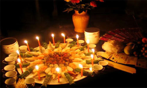 Thứ tư, tuyệt đối không ăn vụng đồ cúng. Đây được xem như thức ăn cho những vong hồn. Nếu ăn vụng vào đồ cúng sẽ chỉ mang đến vận rủi không thể giải thích được. Tốt nhất đừng phạm phải kiêng kị sơ đẳng này.