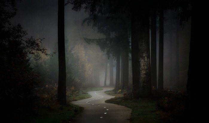 Thứ bảy, không đứng dựa vào tường, quan niệm dân gian cho rằng các vong hồn thường rất thích ẩn vào tường, nếu như dựa vào tường thì rất dễ bị ám vào người.