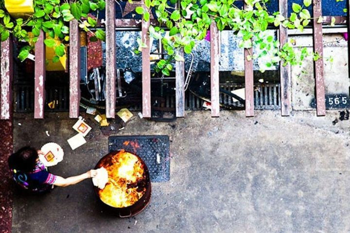 Thứ mười, khi di chuyển ở nơi hoang vu hoặc nơi thưa thớt dân cư, cảm thấy như có ai đó đang gọi mình, đừng dễ dàng quay đầu lại, có thể bạn đang bị trêu chọc và điều này không hề tốt lành gì.