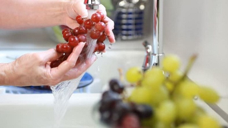 3 bước rửa rau quả trái cây đúng cách loại bỏ sạch vết bẩn - Hình 11 3 buoc rua rau qua trai cay dung cach loai bo sach vet ban-Hinh-11