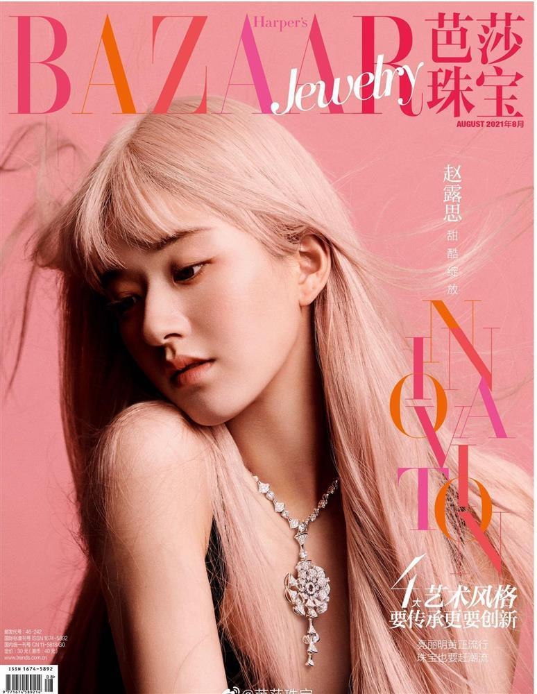 "Thánh nữ xuyên không" Triệu Lộ Tư mới lạ với mái tóc hồng rực rỡ. Song việc cố thể hiện sự lạnh lùng, sang chảnh lại phản tác dụng, khiến ngôi sao 9X bị chê cứng đơ, vô hồn. Nhiều khán giả bày tỏ Triệu Lộ Tư nên tiếp tục theo đuổi style ngọt ngào trước khi muốn chuyển mình.