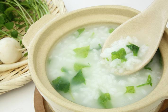 Nếu ăn cháo trắng trong tháng cô hồn, theo quan niệm dân gian, điều này dễ bị hiểu rằng đó là hành động tranh giành phần thức ăn với cô hồn dã quỷ, khiến các vong hồn tức tối và tìm cách quấy phá, trả thù.