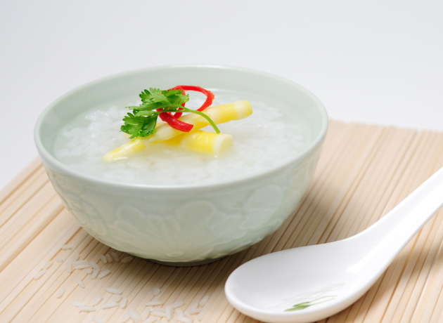 Thứ nhất là cháo trắng. Cháo trắng được xem là món ăn dành riêng cho các cô hồn dã quỷ, những vong hồn không nơi nương tựa, đói kém lâu năm.