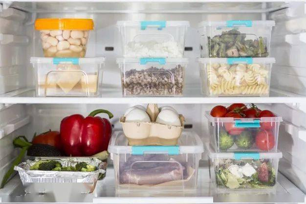 Chính vì thế, dù bảo quản thực phẩm trong môi trường nào, cẩn thận đến đâu, bạn cũng phải đặc biệt chú ý đến hạn sử dụng, không thể chủ quan. Tốt nhất không nên tích trữ các loại thực phẩm quá nhiều, hãy mua đủ dùng và quan trọng nhất là kiểm tra chất lượng thực phẩm trước khi sử dụng.