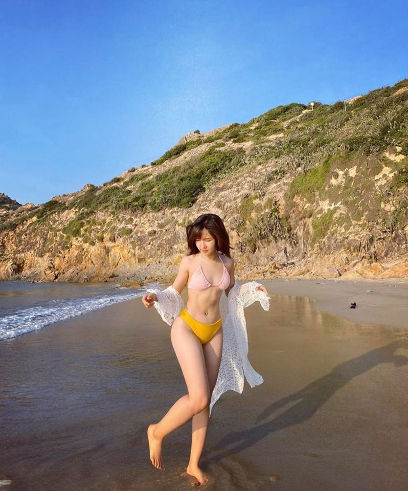 Trong giới streamer Việt Nam, cái tên Uyên Pu – nữ game thủ đời đầu với khả năng chơi game "đỉnh chóp" và vẻ ngoài nóng bỏng – không còn xa lạ. Nhưng hành trình từ một người vô danh đến biểu tượng thành công của cô không chỉ là câu chuyện về nỗ lực vươn lên, mà còn là bài học sâu sắc về việc cân bằng giữa danh vọng, trách nhiệm và hạnh phúc cá nhân. (Ảnh: Dân việt)