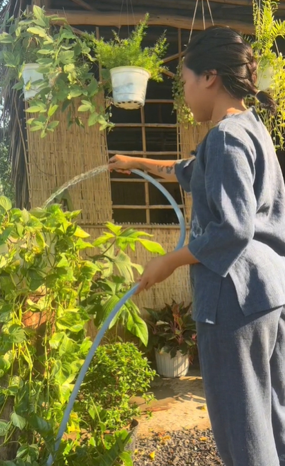 Cũng trong giai đoạn này, Uyên Pu tập trung vào gia đình, sinh con và thử sức trong vai trò mới – người mẹ. Tuy nhiên, cuộc sống hôn nhân không như mơ đã đưa cô đến hai lần tan vỡ. Những khó khăn không đánh gục được nữ game thủ, mà trở thành động lực để cô sống thật với chính mình hơn.(Ảnh: Phụ nữ mới)