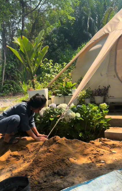 Rời xa ánh hào quang, Uyên Pu chọn lối sống giản dị, dành thời gian làm vườn, chăm sóc bản thân và tận hưởng những điều nhỏ bé trong cuộc sống.(Ảnh: Phụ nữ mới)