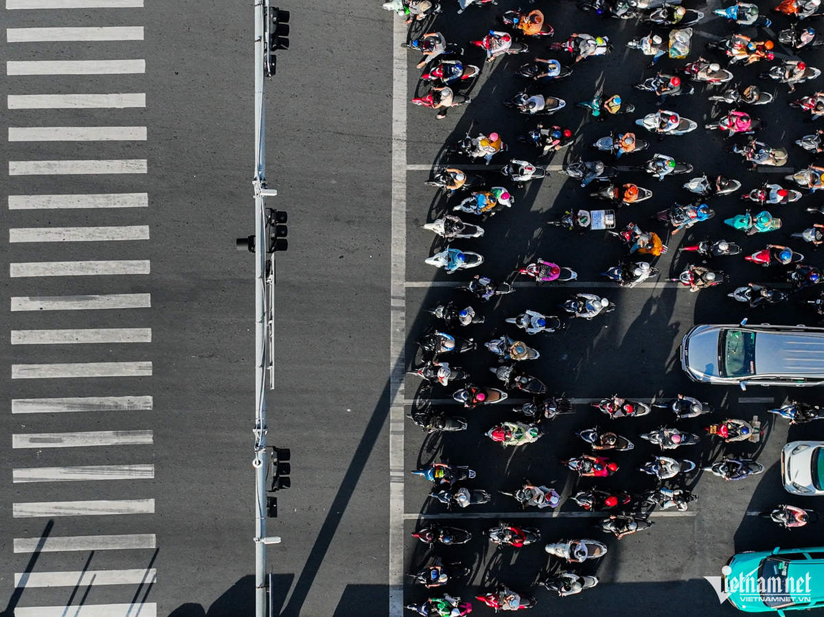 Đây là điểm nóng ùn tắc, có mật độ phương tiện lưu thông lớn của TPHCM nhiều năm qua. Vì vậy, hình ảnh khác lạ này chính là diện mạo mới của giao thông thành phố.