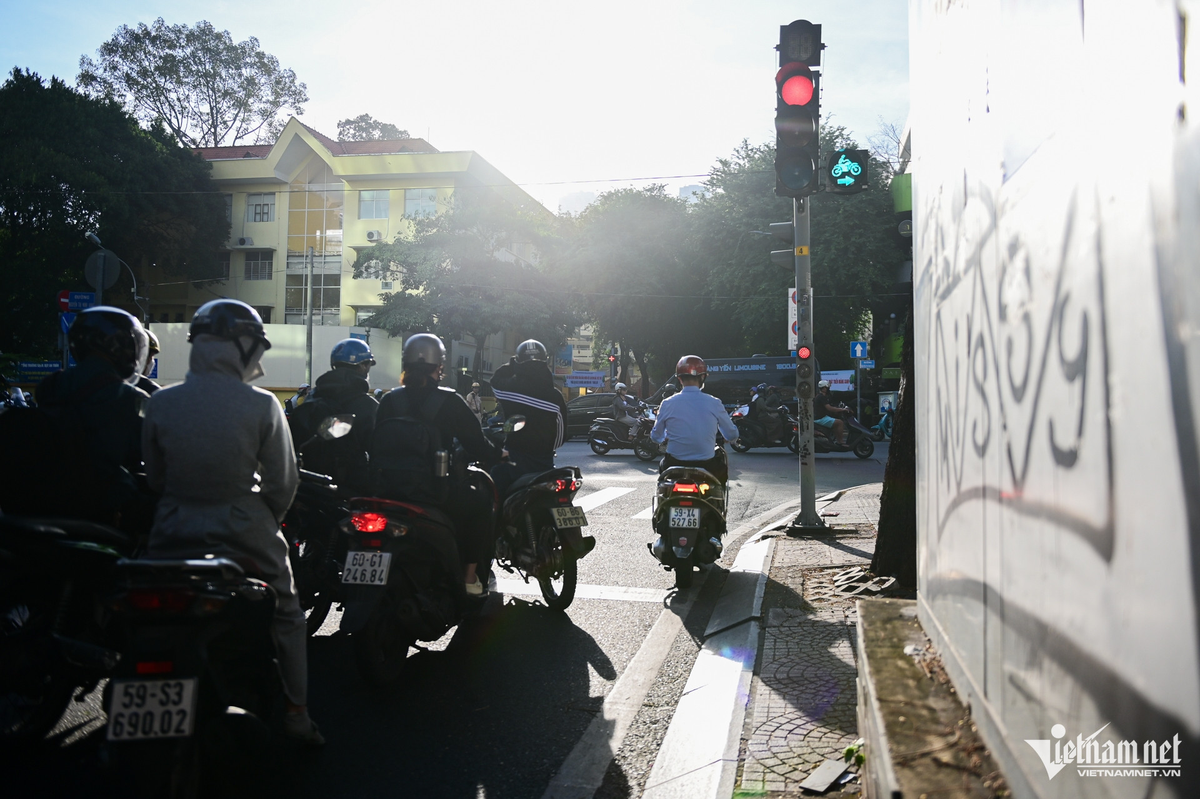 Người tham gia giao thông có ý thức chừa lại một phần đường cho người rẽ phải.