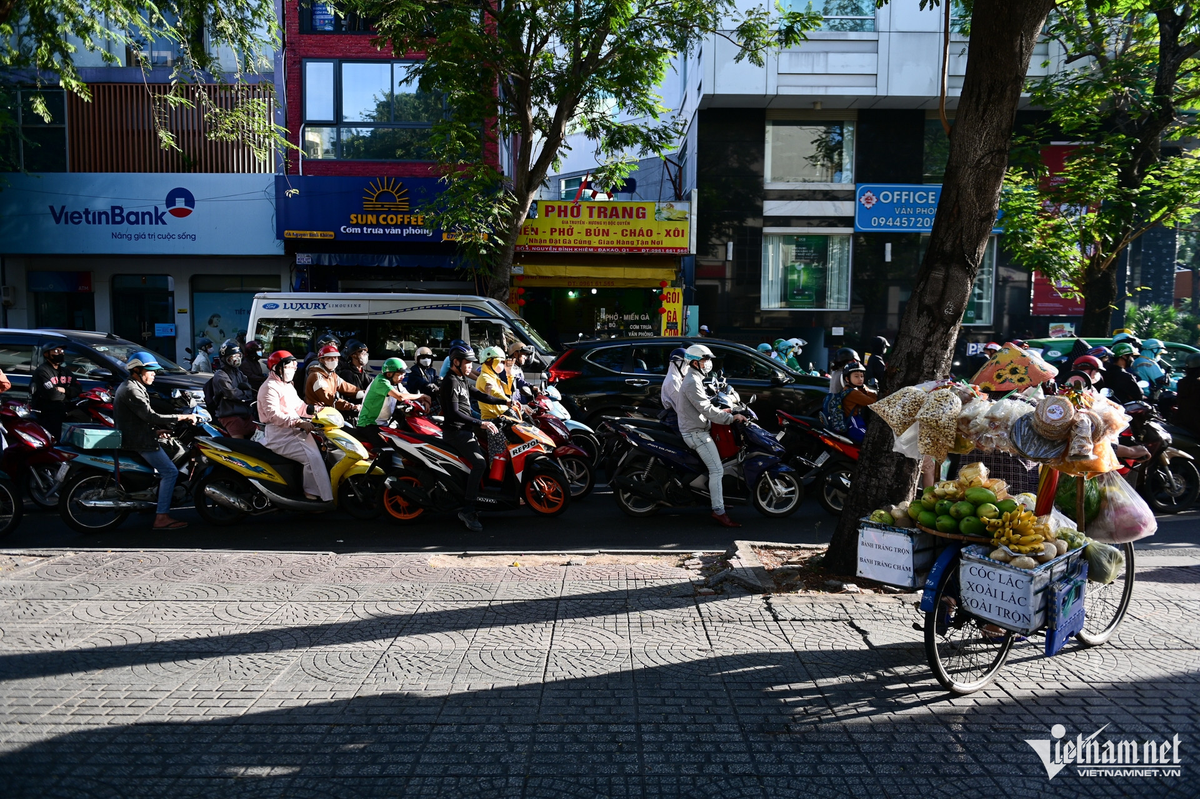 Vỉa hè trên đường Nguyễn Bỉnh Khiêm (quận 1) thông thoáng vào giờ cao điểm dù dưới lòng đường chật kín xe cộ.