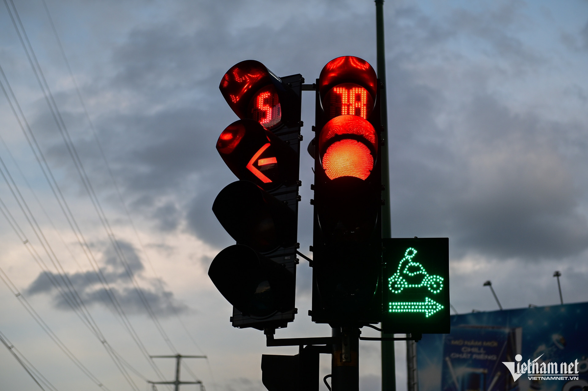 Đại diện phòng CSGT cho hay, trong quá trình triển khai Nghị định 168 đã tiếp thu những ý kiến đóng góp của nhân dân. Từ đó, lực lượng chức năng khảo sát và triển khai lắp đặt thêm tín hiệu đèn phụ hoặc biển phụ cho phép phương tiện rẽ phải khi có tín hiệu đèn màu đỏ, để tạo điều kiện thuận lợi cho người dân cũng như giảm áp lực giao thông tại các giao lộ vào giờ cao điểm.