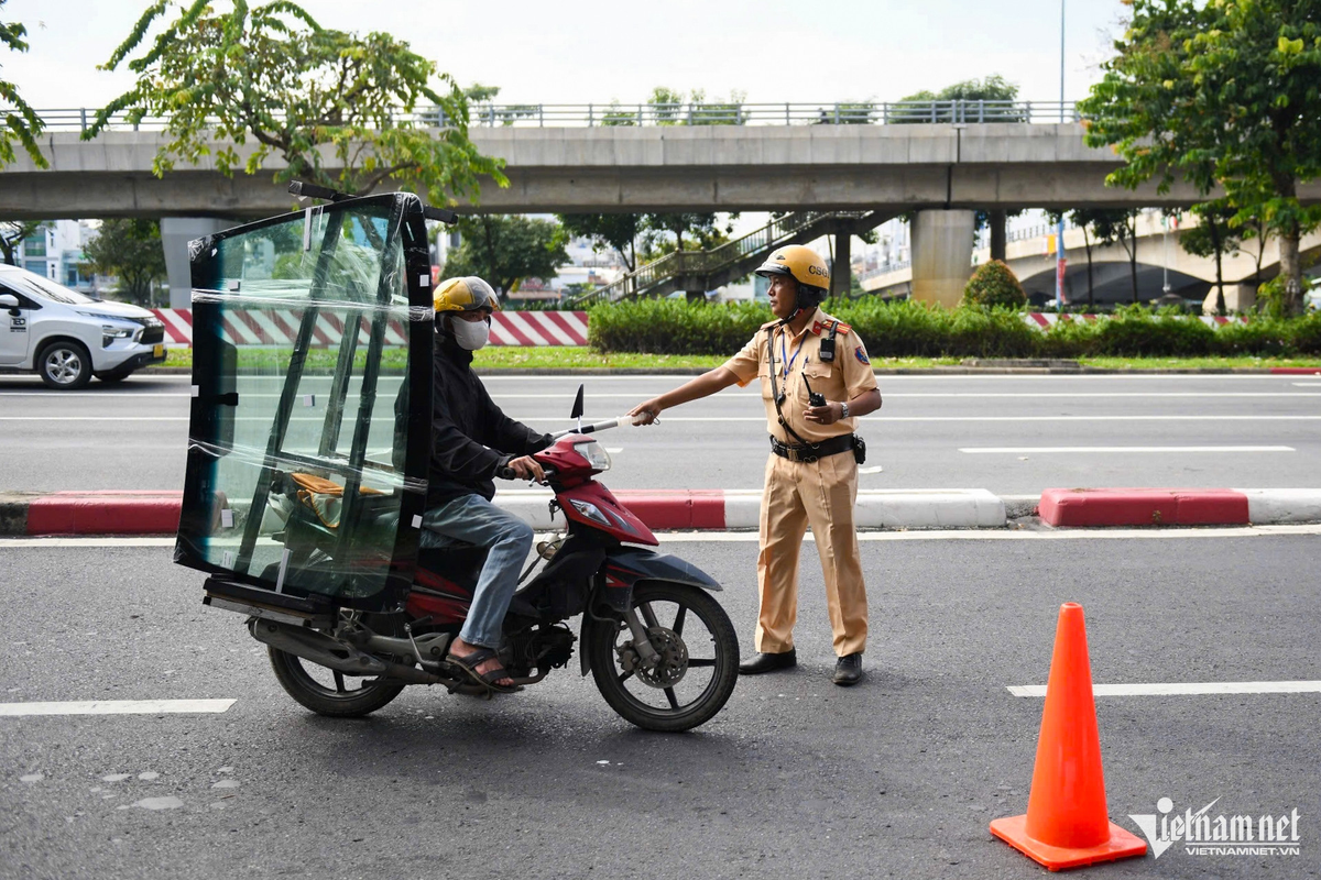 “Qua 2 tuần áp dụng Nghị định 168, ý thức chấp hành pháp luật của người dân khi tham gia giao thông có sự chuyển biến theo hướng tích cực. Các hành vi vi phạm phổ biến trước đây như vượt đèn đỏ, điều khiển xe đi trên vỉa hè, không đội mũ bảo hiểm cho người đi mô tô, xe máy… cũng được kéo giảm rõ rệt" - đại diện Phòng CSGT nhấn mạnh Theo thống kê, trong 2 tuần qua, trên địa bàn TP xảy ra 31 vụ tai nạn giao thông đường bộ làm chết 14 người, bị thương 16 người. So với cùng kỳ, tai nạn giao thông giảm cả 3 tiêu chí, gồm: giảm 42 vụ (tương đương giảm 58%), giảm 1 người chết (giảm 7%) và giảm 40 người bị thương (giảm 71%)