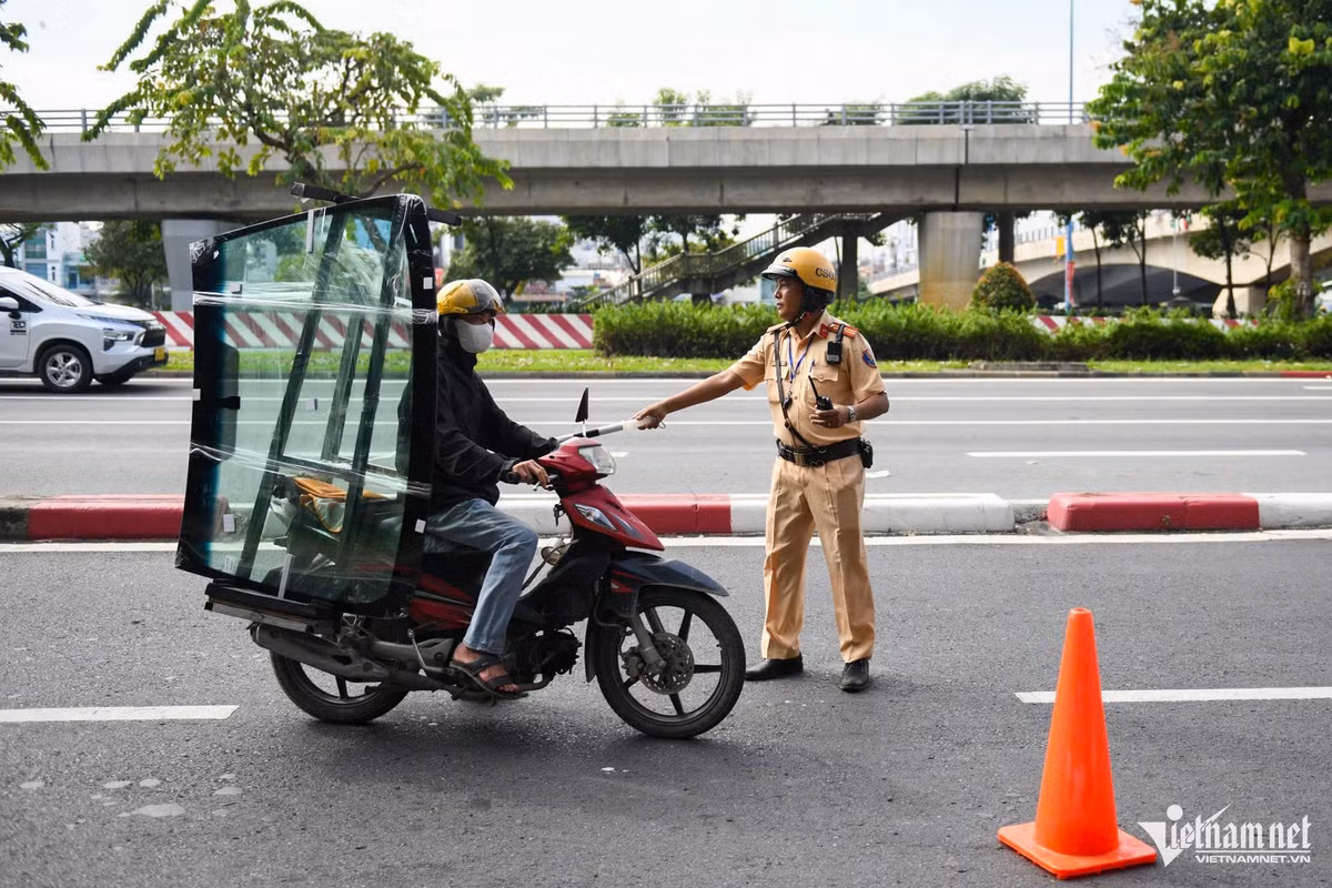 “Qua 2 tuần áp dụng Nghị định 168, ý thức chấp hành pháp luật của người dân khi tham gia giao thông có sự chuyển biến theo hướng tích cực. Các hành vi vi phạm phổ biến trước đây như vượt đèn đỏ, điều khiển xe đi trên vỉa hè, không đội mũ bảo hiểm cho người đi mô tô, xe máy… cũng được kéo giảm rõ rệt" - đại diện Phòng CSGT nhấn mạnh Theo thống kê, trong 2 tuần qua, trên địa bàn TP xảy ra 31 vụ tai nạn giao thông đường bộ làm chết 14 người, bị thương 16 người. So với cùng kỳ, tai nạn giao thông giảm cả 3 tiêu chí, gồm: giảm 42 vụ (tương đương giảm 58%), giảm 1 người chết (giảm 7%) và giảm 40 người bị thương (giảm 71%)