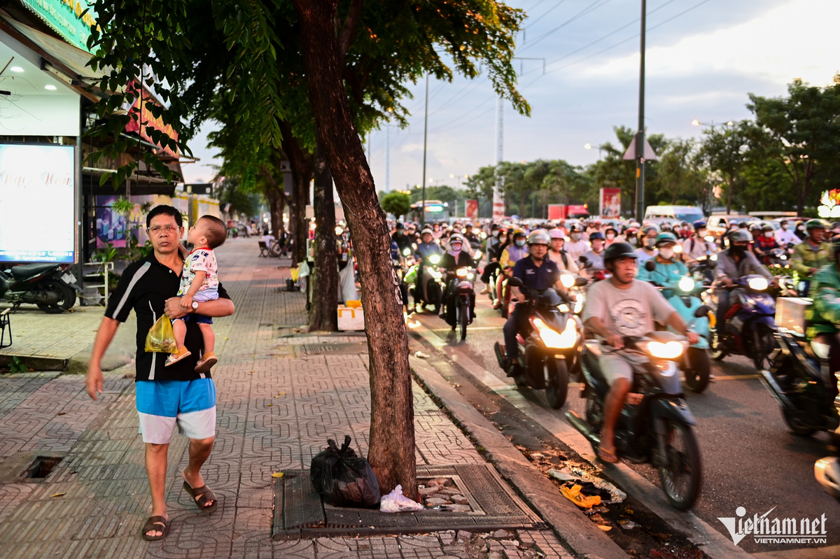 Đại diện Phòng CSGT, Công an TPHCM nhấn mạnh những điểm mới của Nghị định 168 - trong đó trọng tâm là tăng mức phạt tiền và trừ điểm giấy phép lái xe - tạo được sự răn đe, nhắc nhở đối với các trường hợp vi phạm. Mặt khác, quy định mới cũng từng bước giúp thay đổi thói quen của người dân, từ đó kéo giảm được tình trạng vi phạm pháp luật về trật tự an toàn giao thông, hạn chế nguy cơ dẫn đến tai nạn.